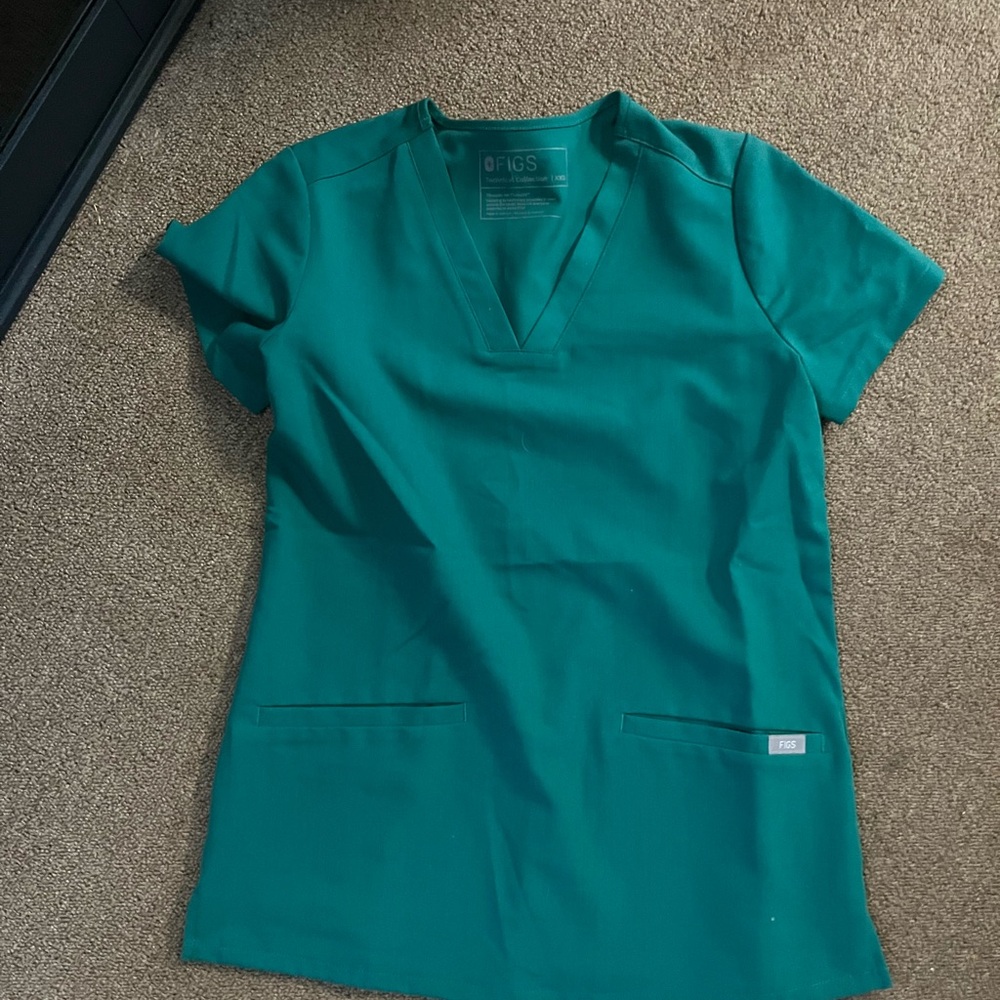 FIGS Casma Three-Pocket Scrub Top Hunter Green